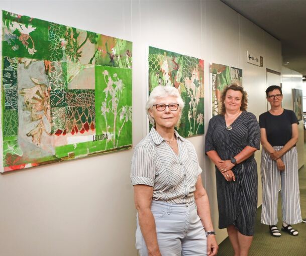 Ursula Haarscheidt, Beatrice Klawitter und Verena Braunstein (von links) vor Arbeiten von Kursleiterin Iris Flexer. Fotos: Ramona Theiss