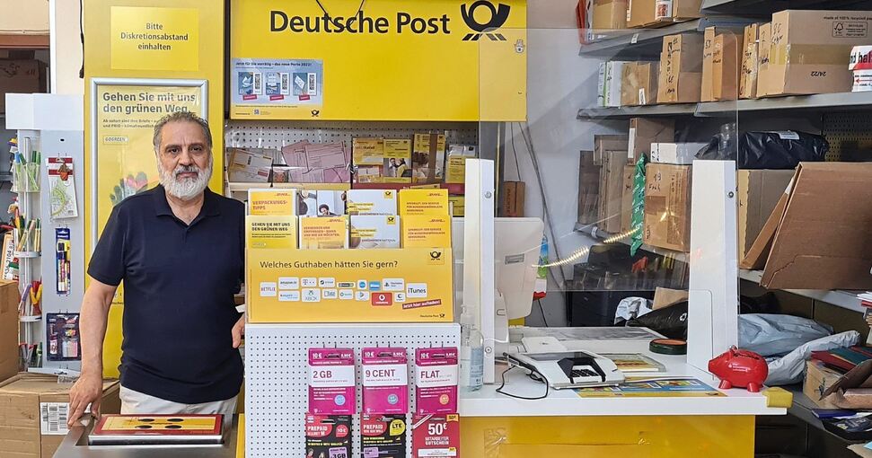 Abdul Ali betreibt in seinem Kiosk & Hanut in der Neckarweihinger Hauptstraße die Postfiliale. Foto: Janna Werner