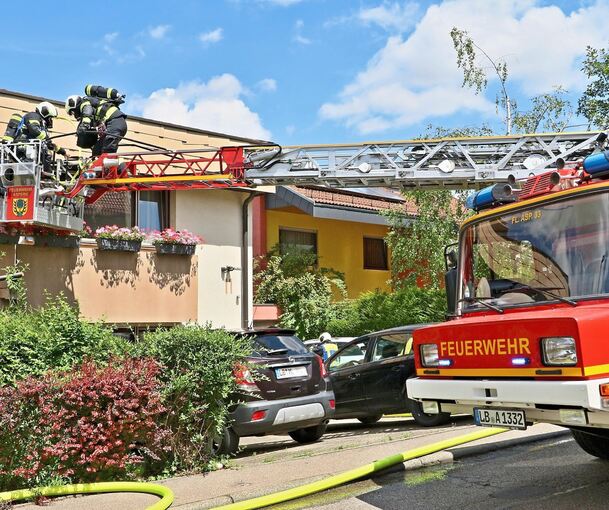 Die Feuerwehr löscht den Brand im Obergeschoss des Hauses. Foto: KS-Images.de/Andreas Rometsch