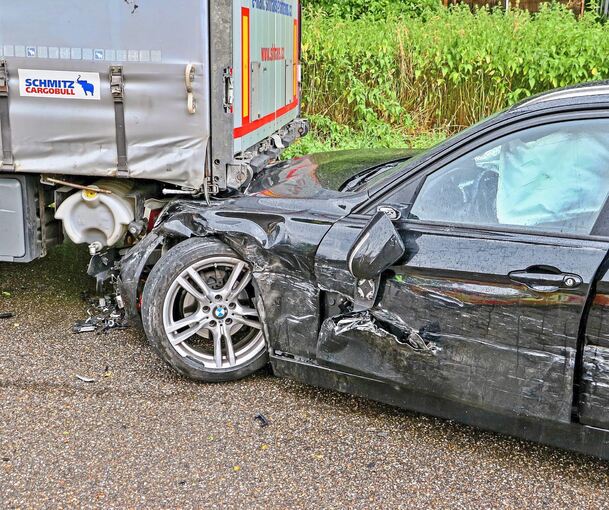 Ein BMW wurde bei dem Unfall unter einen Sattelzug geschoben. KS-Images.de / Karsten Schmalz