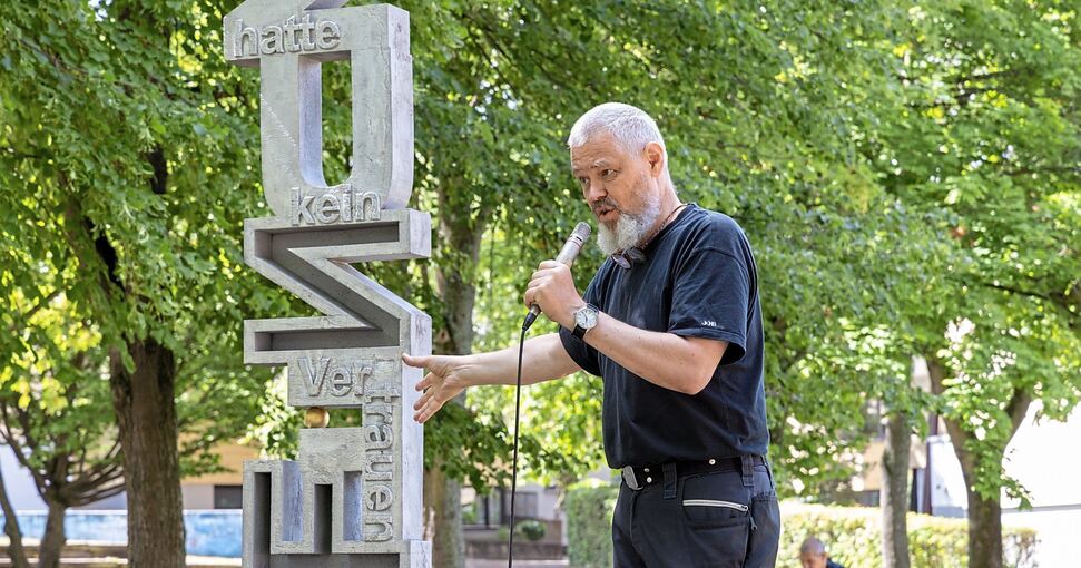 Künstler Gerhard Roese hat die Stele geschaffen, die für Hoffnung stehen soll. Foto: Andreas Essig