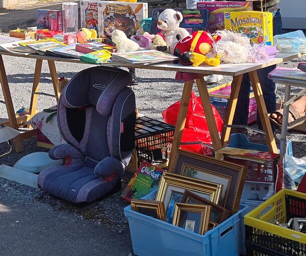 Private Verkäufer verkaufen beim Dorfflohmarkt ihre Waren (Symbolbild).