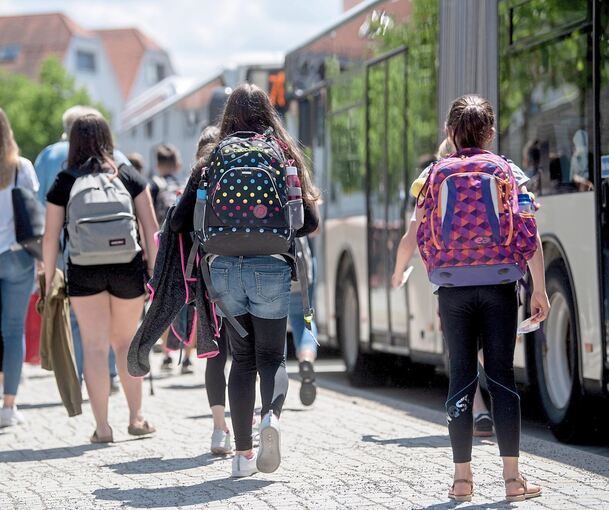 Schüler auf dem Weg zum Bus: Mit einem weiteren Billigticket soll der ÖPNV im Land für junge Menschen attraktiver werden. Foto: Marijan Murat/dpa