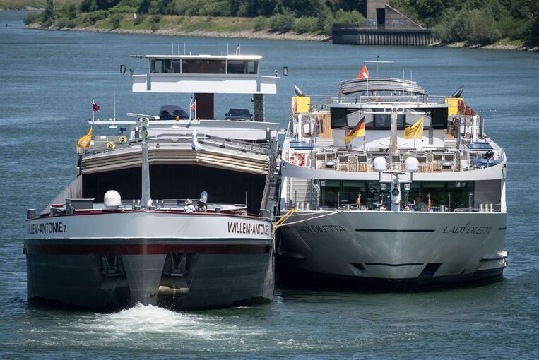 Kreuzfahrtschiff wird auf Rhein abgeschleppt