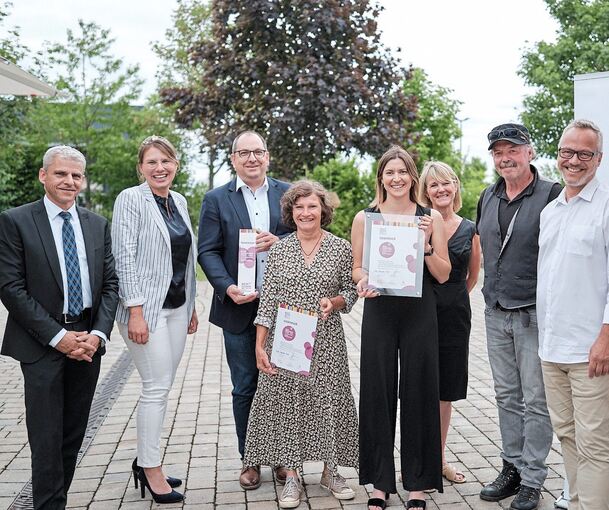 Freude bei den Gewinnern des Weintourismus-Preises. Mit dabei auch Kirchheims Bürgermeister Uwe Seibold (Dritter von links), der die Auszeichnung für ein Projekt der WeinKultur entgegennimmt. Foto: Thomas B.Jones/TMBW