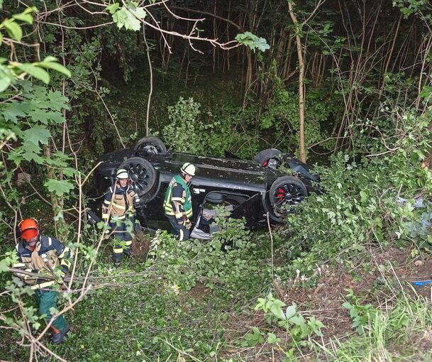 Der nagelneue Tesla landete im Graben. Foto: KS-Images.de/Patrick Röring