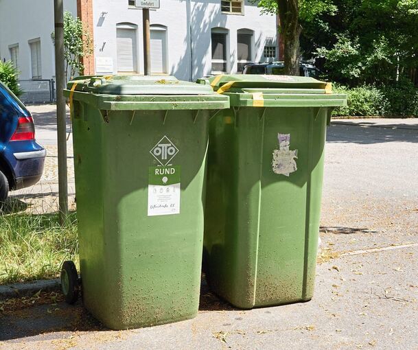 In die alten Rund-Tonnen kamen Glas und auch Verpackungen – dafür gibt es nun getrennte Tonnen, und die alten werden von den Entsorgern eingesammelt..