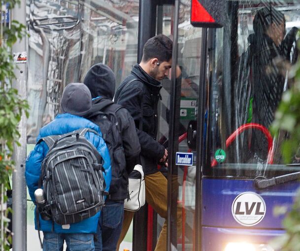Junge Menschen steigen in Ludwigsburg in den Bus: Ab kommenden März sollen sie für einen Euro am Tag Verkehrsmittel im Nahverkehr nutzen können. Archivfoto: Holm Wolschendorf/LKZ