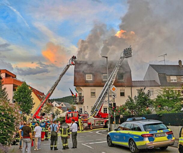 Auch zwei Drehleitern kamen bei dem Brand zum Einsatz. Die Löscharbeiten gestalten sich schwierig. Foto: Karsten Schmalz/KS-Images.de