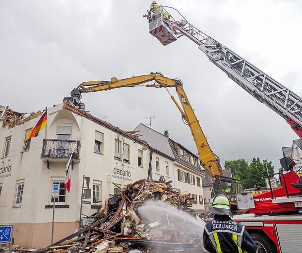 Die Dachgeschosse mussten abgerissen werden. Fotos: H. Wolschendorf