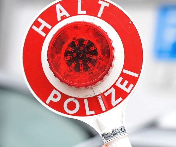 An einer Rastanlage konnte die Polizei den Autofahrer kontrollieren. Symbolfoto: dpa