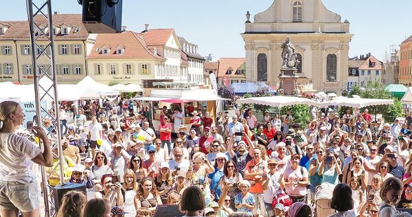 Auf der Bühne wird ein vielseitiges Programm geboten.