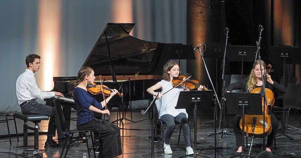 Preisträger des Wettbewerbs „Jugend musiziert“ präsentieren ihre Können auf der Bühne. Fotos: Holm Wolschendorf