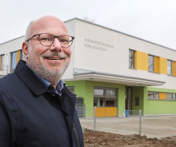 Rainer Schäufele im Winter vor dem neuen Krippenhaus seiner Kommune.