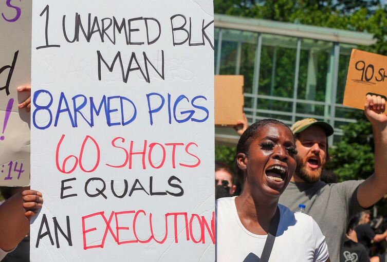 BLM-Demonstrantin in Akron