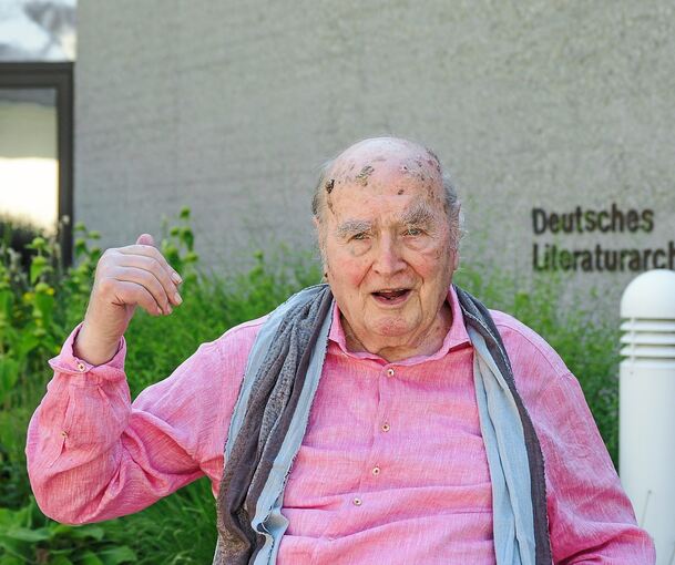 Martin Walser kommt nach Marbach, begrüßt von... Fotos: Holm Wolschendorf