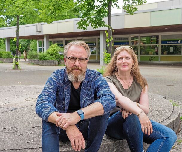 Der niederländische Architekt Aat Vos will zusammen mit Julia Bergmann verstehen, wie die Bedürfnisse vor Ort sind. Im Workshop ist in diesen Tagen der Entwurf für die neue Weststadtbibliothek im Bildungszentrum West entstanden. Foto: Holm Wolschendo