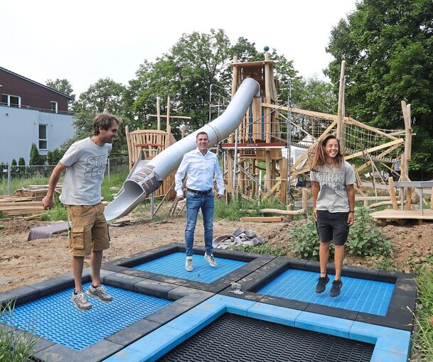 Das macht Spaß: Bürgermeister Boris Seitz (Mitte), Lisa Taut und Daniel Dieterich von der Firma Starkholz springen in den Riesentrampolinen.
