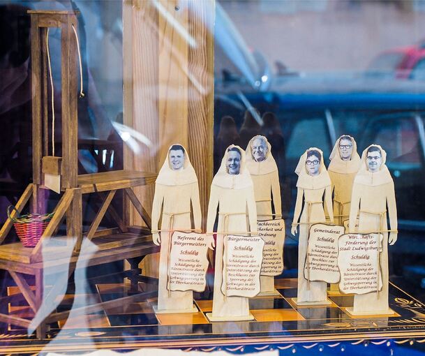 Vor einem Schafott sind Mitarbeiter der Stadtverwaltung und des Stadträte als personifizierte Schachfiguren dargestellt. Foto: Holm Wolschendorf