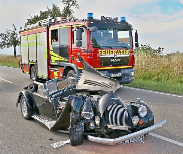 Der Oldtimer wurde bei dem Unfall komplett zerstört. Foto: KS-Images.de/Andreas Rometsch