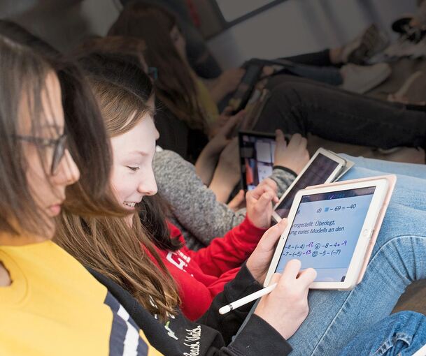 Siebtklässler lernen mit iPads: Derzeit kümmern sich meist Lehrkräfte nebenher darum, dass die Schul-IT funktioniert. Foto: Julian Stratenschulte/dpa