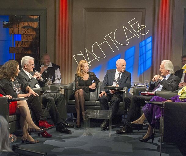 Nachtcafé Nr. 706: Unter dem Motto „Happy End“ lud Wieland Backes im Dezember 2014 zum Abschied ins Favorite ein. Auf dem Sofa (v. l.): Gertrud Christina Romann, Mechthild Großmann, Winfried Kretschmann, Ute Lemper, Harald Schmidt, Ute Patel-Mißfeldt