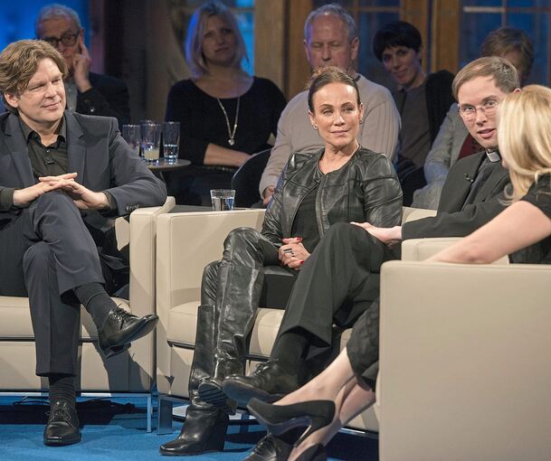 Nachtcafé Nr. 707: Michael Steinbrenners erste Sendung aus dem E-Werk in Baden-Baden am 8. Januar 2015 mit der „Kunst des Neubeginns“. Mit ihm im Bild (v.l.): Sonja Kirchberger, Oliver Rothe und Iva Schell.Foto : SWR/Kluge