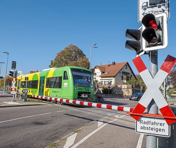 Am Bahnübergang bei Hemmingen ist eine Motorradfahrerin gegen die Bahnschranke geprallt. Symbolbild: Oliver Bürkle