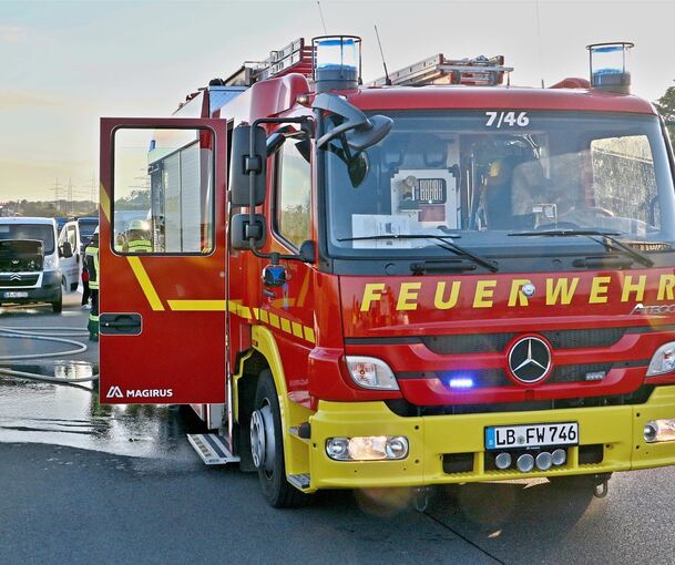 Die Feuerwehr konnte den Motorbrand auf der A81 bei Möglingen rasch löschen. Foto: KS-Images.de/Andreas Rometsch