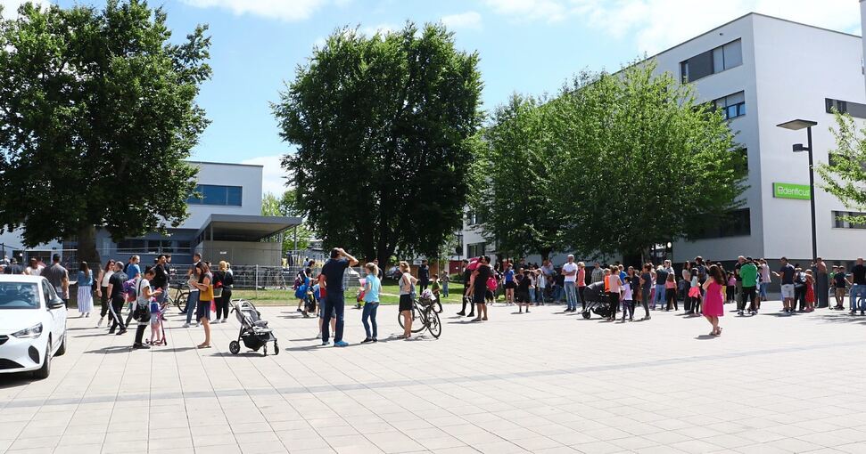 Da in einem Betreuungsraum der Grundschule Pattonville ein Feuer ausbrach, mussten Schüler und Lehrer evakuiert werden. Foto: Andreas Rometsch/KS-Images.de