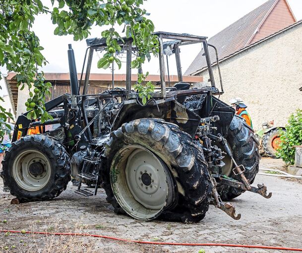 Komplett ausgebrannt ist dieser Traktor am Samstagabend im Lehrhof. Foto: KS-Images.de/Karsten Schmalz
