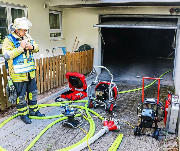 Die Feuerwehr belüftete die Tiefgarage, nachdem der Brand gelöscht war. Das Motorrad wurde ein Raub der Flammen. Fotos: KS-Images.de/Karsten Schmalz