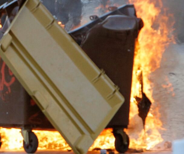 Aus ungeklärter Ursache geraten am Sonntagabend mehrere Mülltonnen in Brand. Symbolfoto: dpa
