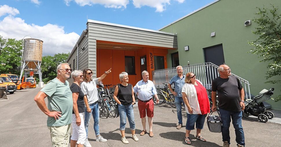 Ortsbaumeisterin Sonja Widmann (3.v.l.) erläutert den Besuchern die Vorzüge des neuen Hemminger Bauhofs. Fotos: Ramona Theiss