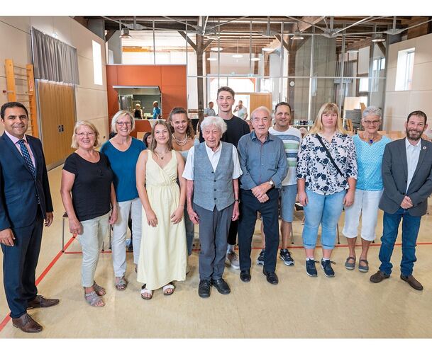 Bürgermeister Ralf Zimmermann (links) ehrte zahlreiche verdiente Bürger aus Großbottwar. Foto: Christiana Kunz