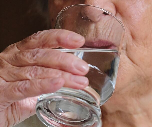 Nicht nur Senioren wird geraden, ausreichend zu trinken. Foto: dpa