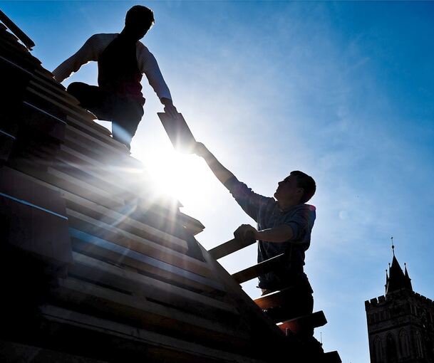Dachdecker sind der Hitze besonders ausgesetzt. Für sie gibt es extra Kühlwesten. Foto: dpa