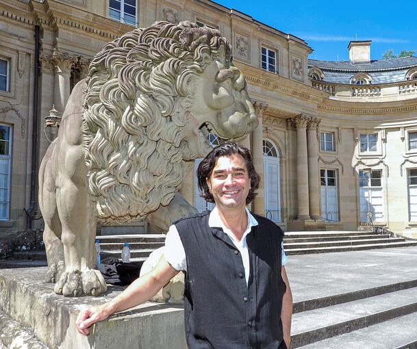 Krönendes Finale für eine fast normale Saison: Intendant Jochen Sandig steht vor dem Seeschloss Monrepos. Foto: Holm Wolschendorf