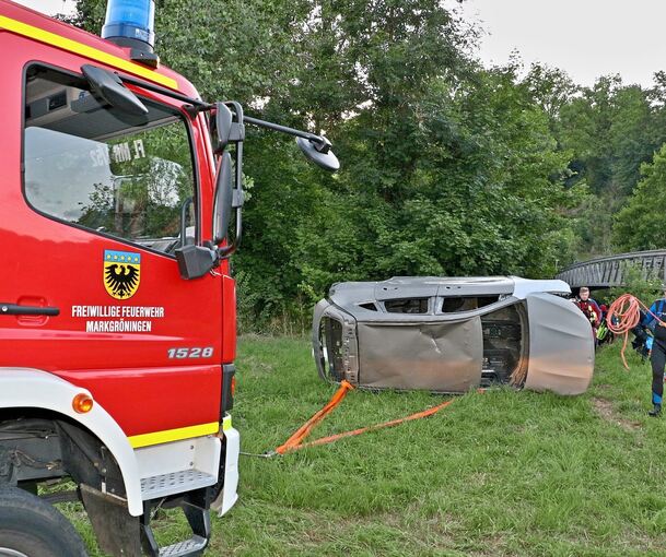 Und schließlich wurde das Auto, eine Rohkarosse, mit dem Rüstwagen und seiner Seilwinde herausgezogen.