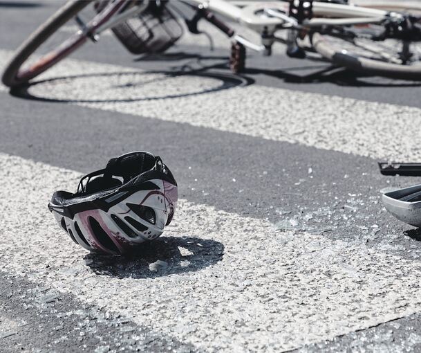 Das Foto zeigt die Szene nach einem Fahrradunfall (Symbolbild). Foto: Photographee.eu/Stock Adobe