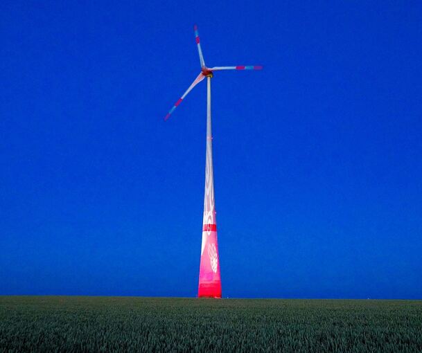 Das einzige Windrad im Landkreis: Im Juni 2020 wird die Anlage in Ingersheim zur Night of Lights mit rotem Licht angestrahlt. Archivfoto: Holm Wolschendorf/LKZ