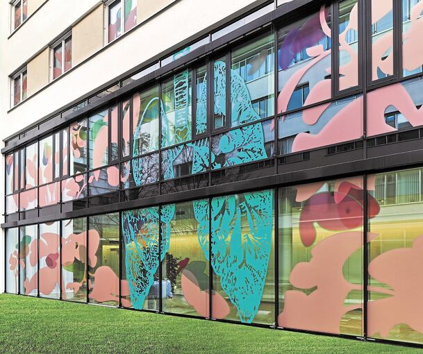 Kunst am neuen Lungenzentrum: An allen vier Fassadenseiten stellt Tanja Rochelmeyer mit geschossübergreifenden floralen Motiven einen Bezug zur Natur her. Die künstlerische Gestaltung einer Außenfassade ist ein Novum am Robert-Bosch-Krankenhaus. Foto