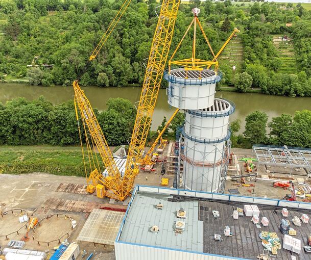 Als im Juni das letzte Segment des neuen Schornsteins auf die Anlage im Technologiepark am Neckar bei Marbach gesetzt wurde, ging die EnBW noch von einer Inbetriebnahme im Spätherbst aus. Archivfoto: Holm Wolschendorf