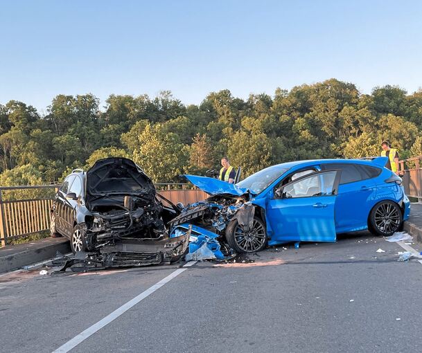 Drei Personen in den beiden Fahrzeugen erlitten bei dem Unfall auf der Neckarbrücke bei Remseck schwere Verletzungen. Foto: KS-Images.de/C. Mandu