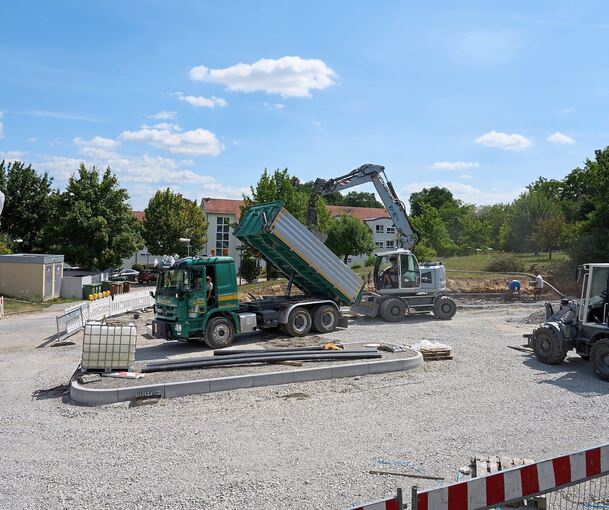 Auch die neue Endhaltestelle für die Linie 422 wird schon gebaut. Foto: Andreas Becker