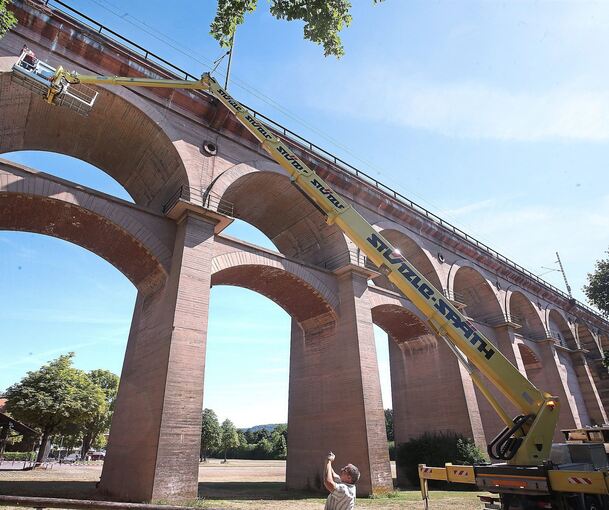 Der 33 Meter hohe Viadukt wird diese Woche einer Prüfung unterzogen. Im Einsatz ist ein 61 Meter hoher Steiger.Fotos: Alfred Drossel