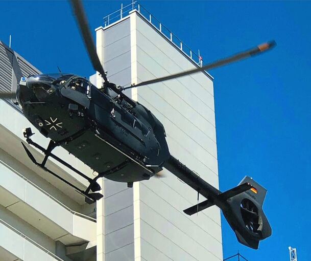 Die Bundeswehr bringt die „Verletzten“ in mehreren Flügen über den Hubschrauberlandeplatz ins Klinikum. Foto: KS-Images.de/C. Mandu