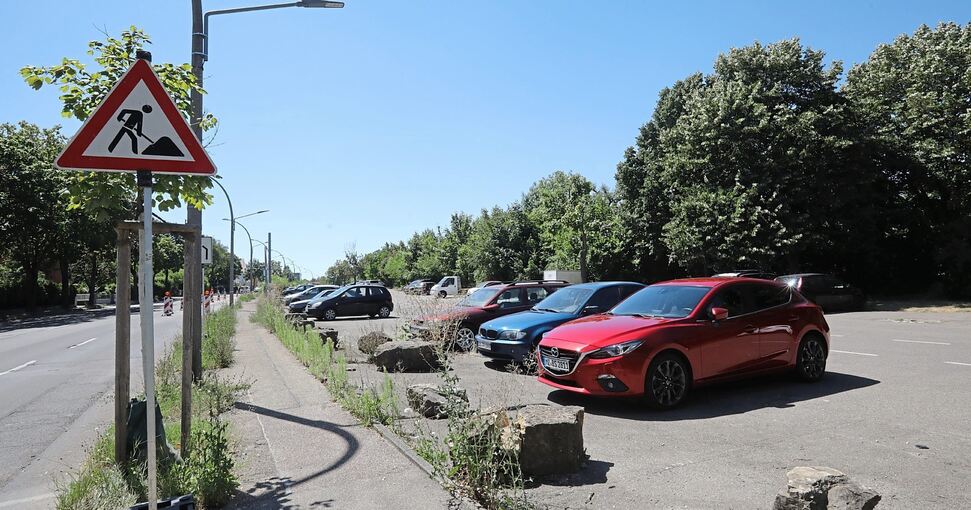 Auf diesem derzeit noch als Parkplatz genutzten Areal in der Schlieffenstraße soll eine Flüchtlingsunterkunft entstehen. Foto: Ramona Theiss