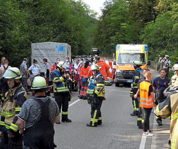Auf der Landesstraße sind die Rettungskräfte versammelt.