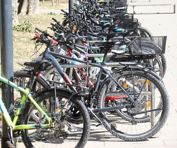 Am Goethe-Gymnasium in der Karlstraße reihen sich die Räder aneinander. Foto: Ramona Theiss